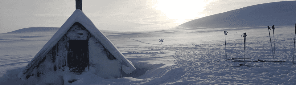 kleine Hütte im Schnee