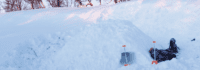 Schneehügel mit Höhle