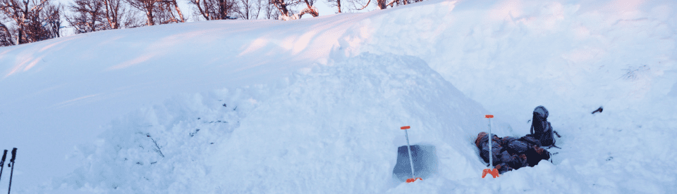 Schneehügel mit Höhle