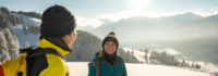 Wanderer vor sonnigem Alpenpanorama