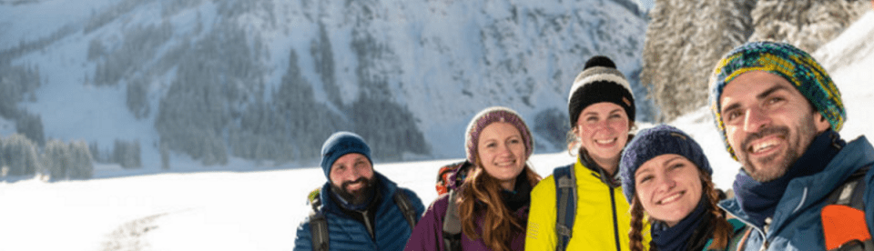 Gruppe Wanderer vor Berg