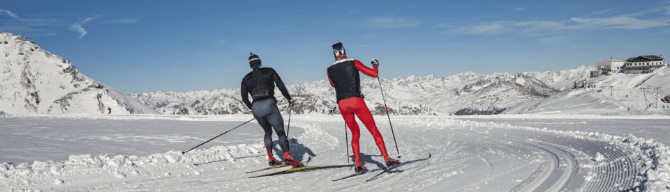 Skilangläufer aktiv im Winter