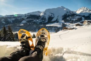 Schneeschuhe vor Bergpanorama