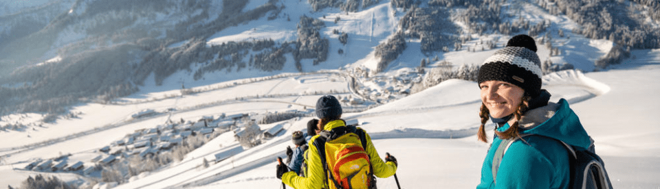 Gruppe beim Abstieg im Schnee