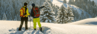 Wanderer suchen den Weg im Schnee