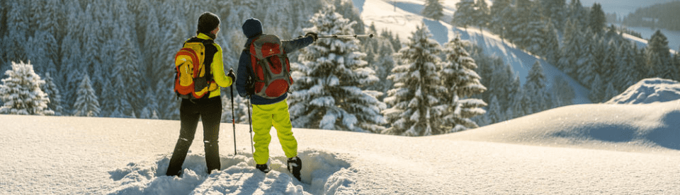 Wanderer suchen den Weg im Schnee