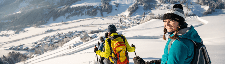 Gruppe beim Absteigen im Schnee