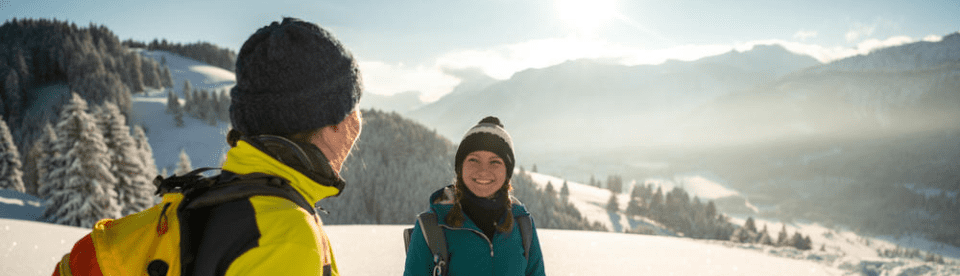 Zwei Frauen machen Rast im Schnee