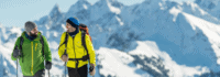 Zwei Männer wandern im Schnee