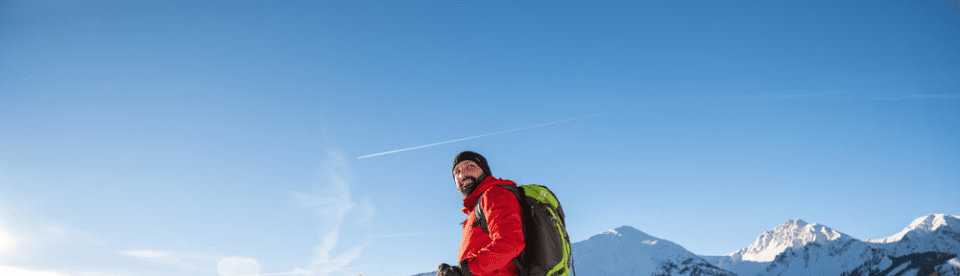 Mann steht in der Sonne