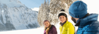 Gruppe macht eine Pause im Schnee