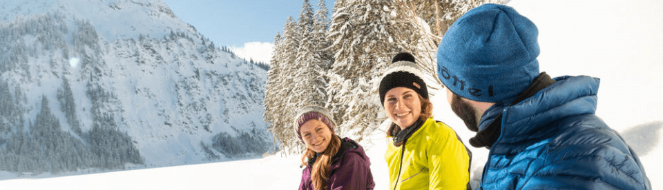 Gruppe macht eine Pause im Schnee