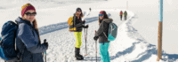 Gruppe von Frauen beim Wandern im Schnee