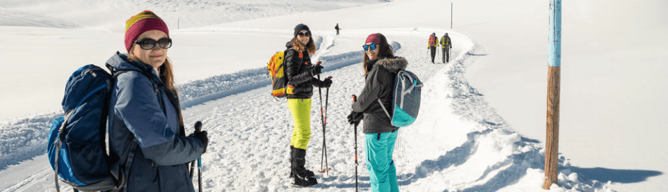 Gruppe von Frauen beim Wandern im Schnee