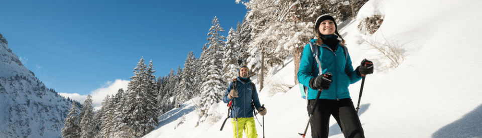 Langläufer auf Tour durch Schnee