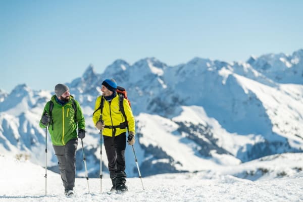Zwei Wanderer auf Schneepfad