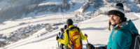 Gruppe beim Abstieg im Schnee und Frau schaut in die Kamera