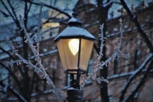 Lampe im mit vereißten Ästen