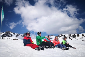 Kinder sitzen im Schnee