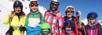 Eine Familie im Skiurlaub
