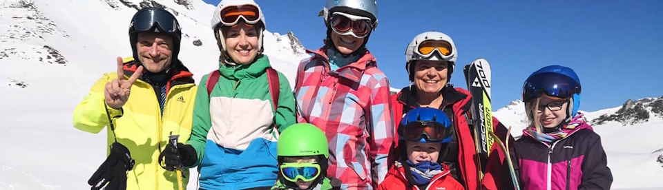 Eine Familie im Skiurlaub