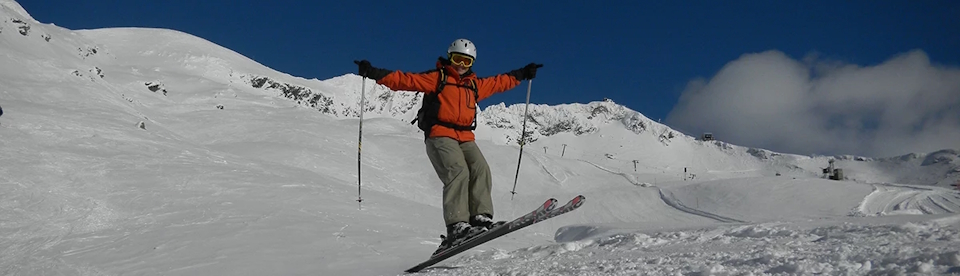 Ein Junge fährt Ski
