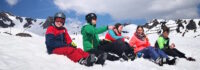 Kinder sitzen im Schnee