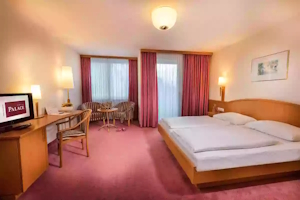 Eins der Hotelzimmer