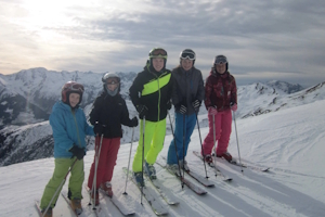 Jugendliche beim Skifahren