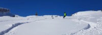 Ein Skifahrer fährt eine Skiroute