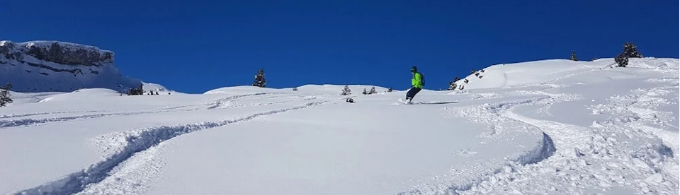 Ein Skifahrer fährt eine Skiroute