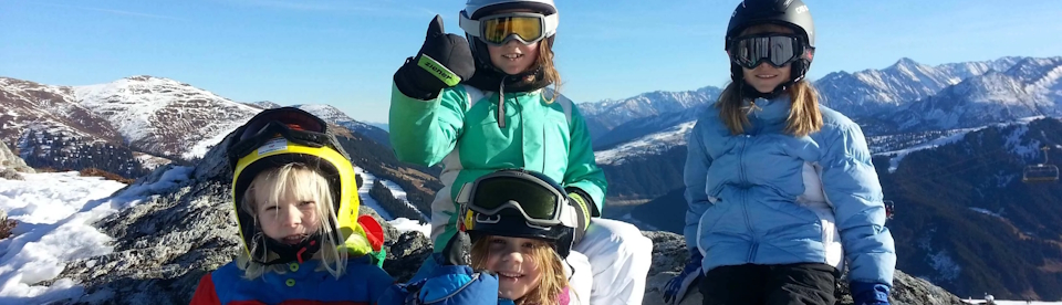 Kinder beim Skifahren