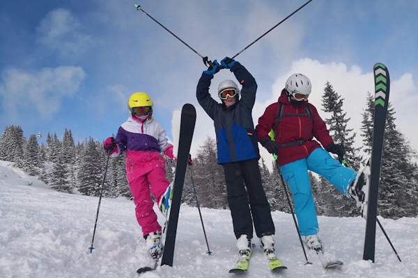 Jugendliche fahren Ski