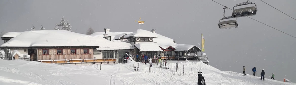 Eine Hütte im Skigebiet