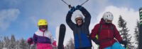 Jugendliche fahren Ski
