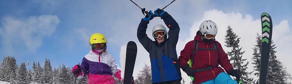 Jugendliche fahren Ski