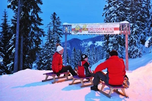 Skifahren in der Dämmerung