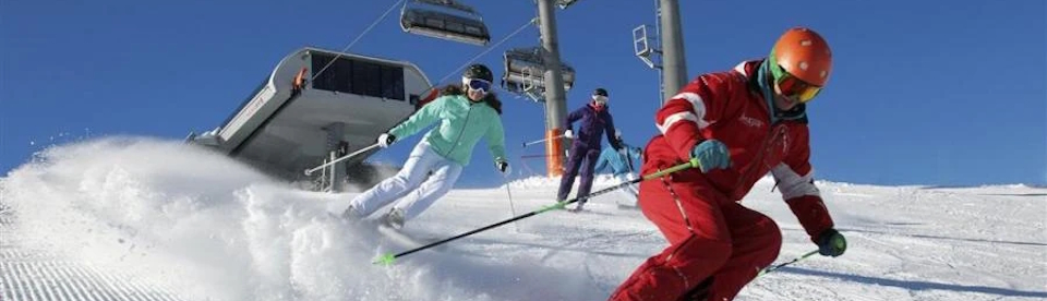 Erwachsene beim Skikurs