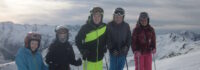 Jugendliche fahren Ski