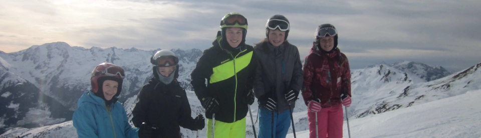 Jugendliche fahren Ski