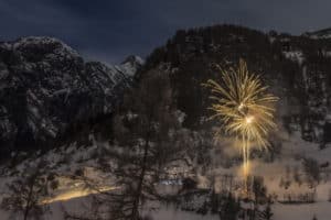 Feuerwerk im Dunkeln im Skiurlaub Silvester