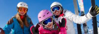 Mädchen haben Spaß auf Skifreizeit in Zell am See