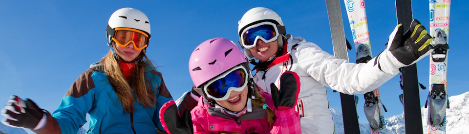 Mädchen haben Spaß auf Skifreizeit in Zell am See