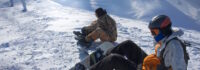 Zwei Snowboarder auf der Piste