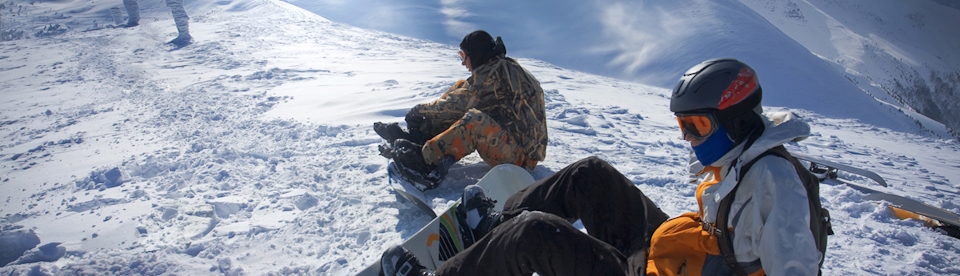 Zwei Snowboarder auf der Piste