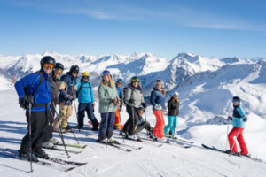 Gruppenfoto auf Skiern in den Bergen