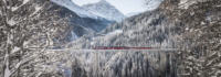 Eisenbahn fährt im Winterwunderland über eine Brücke