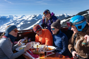 Mittagessen bei Sonnenschein auf der Hütte mit 5 Personen