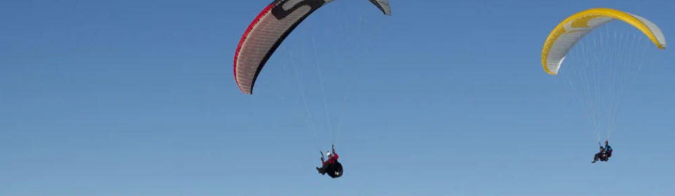 Zwei Gleitschirmflieger in der Luft