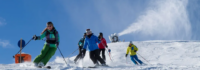 Eine Gruppe von Skifahrern auf der Piste